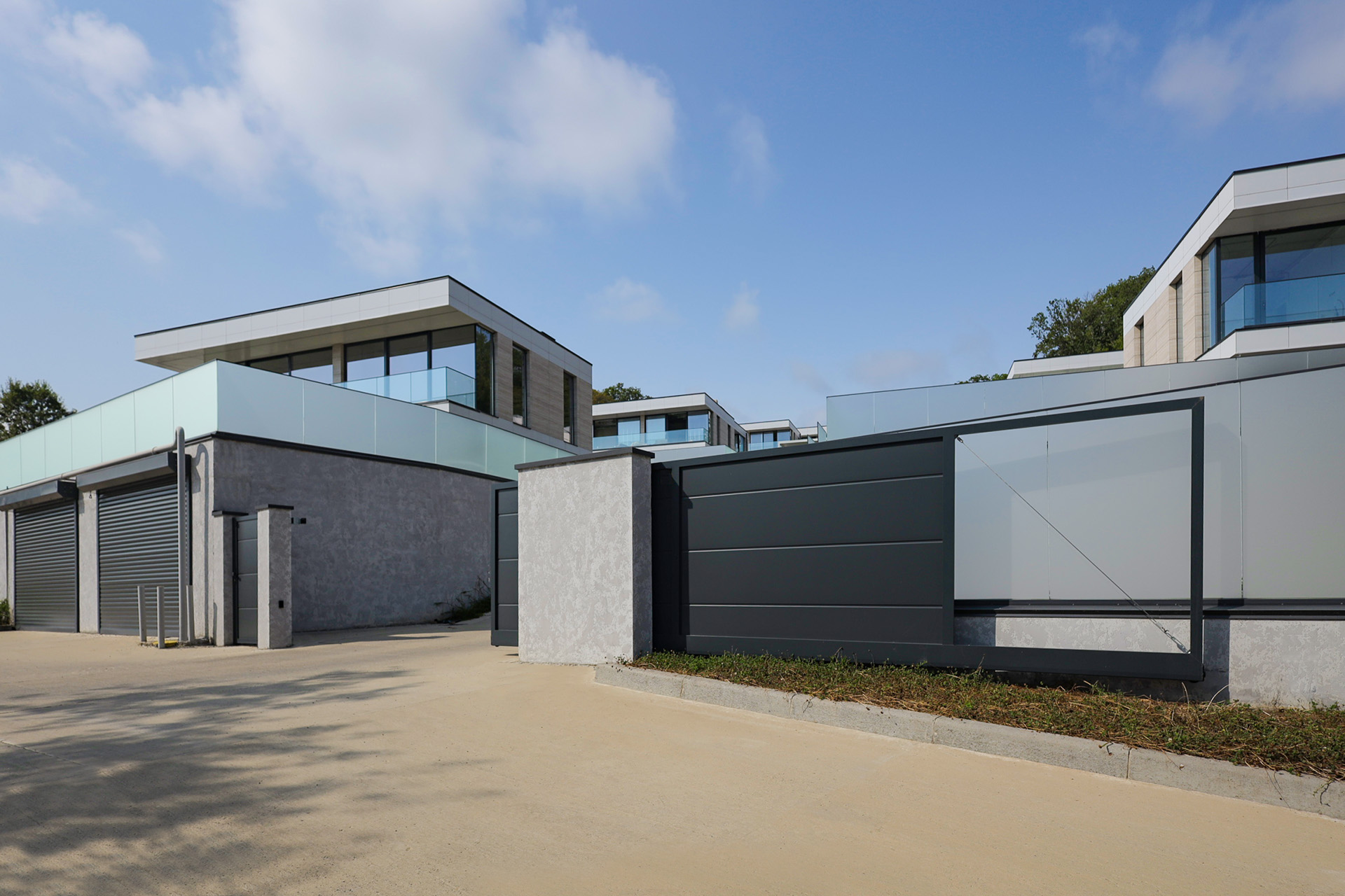 Фотоэлементы и сигнальная лампа в подарок к воротам