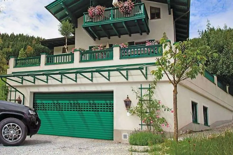 Рулонные ворота для гаража в частном доме